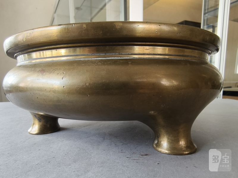 A flat heavy cast incense burner made of gold-coloured bronze on three short feet - 图10